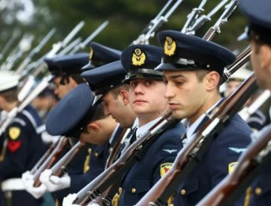 Public Issue: Eμπιστοσύνη σε ΕΔ και ΣΑ δείχουν οι Έλληνες